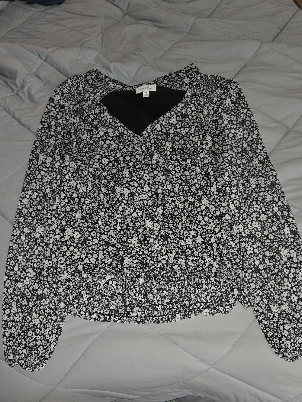 Evereve Women's Black & White Floral V-Neck Long Sleeve Top